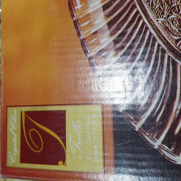 2/$6 Crystal Clear Trellis 8 1/2" platter - Picture 2 of 4